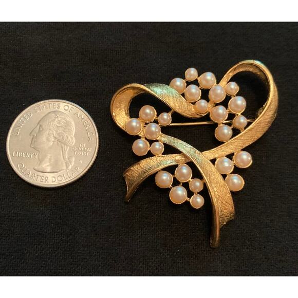 Richelieu Gold and Faux Pearl Ribbon Brooch - Picture 3 of 4